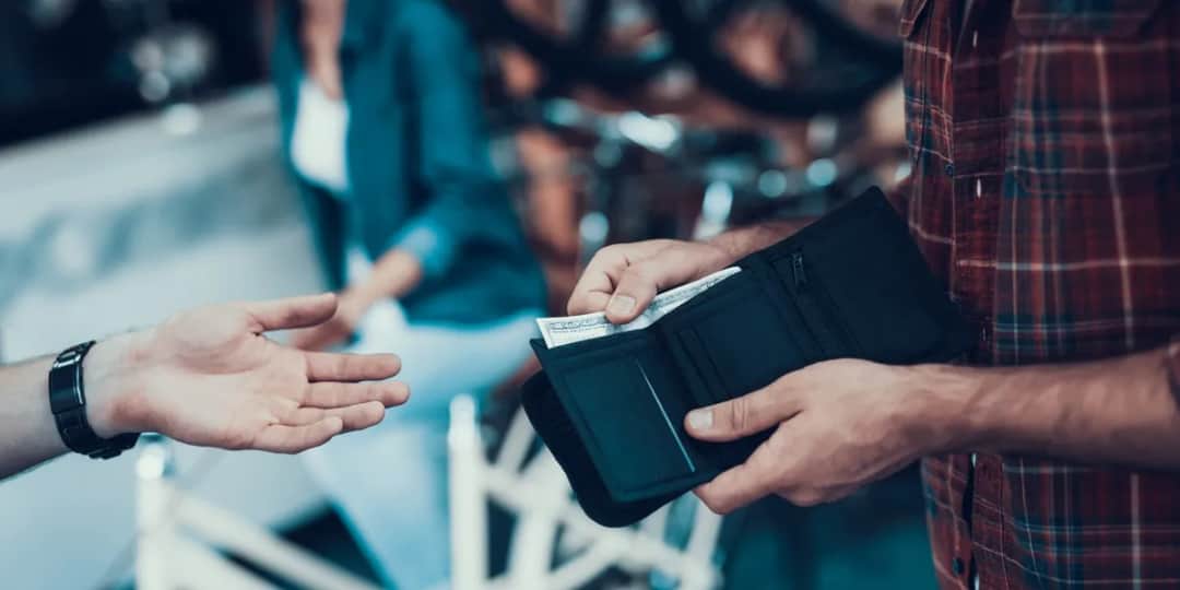 Jak legalnie przewieźć gotówkę przez granicę? Limity i kary