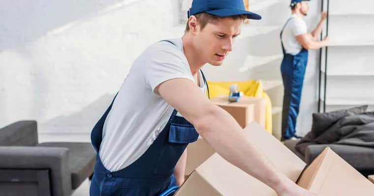 Przewóz mebli: Koszt od 100 zł/h. Jak obniżyć cenę nawet o 60%?