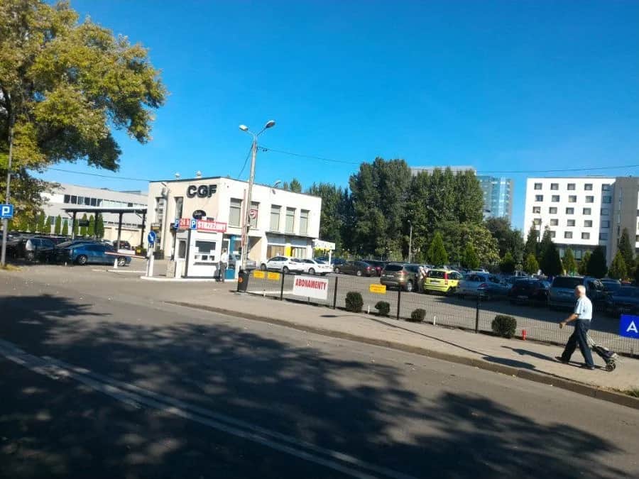 Gdzie zaparkować przy dworcu PKP Katowice? Ceny, opcje, porady