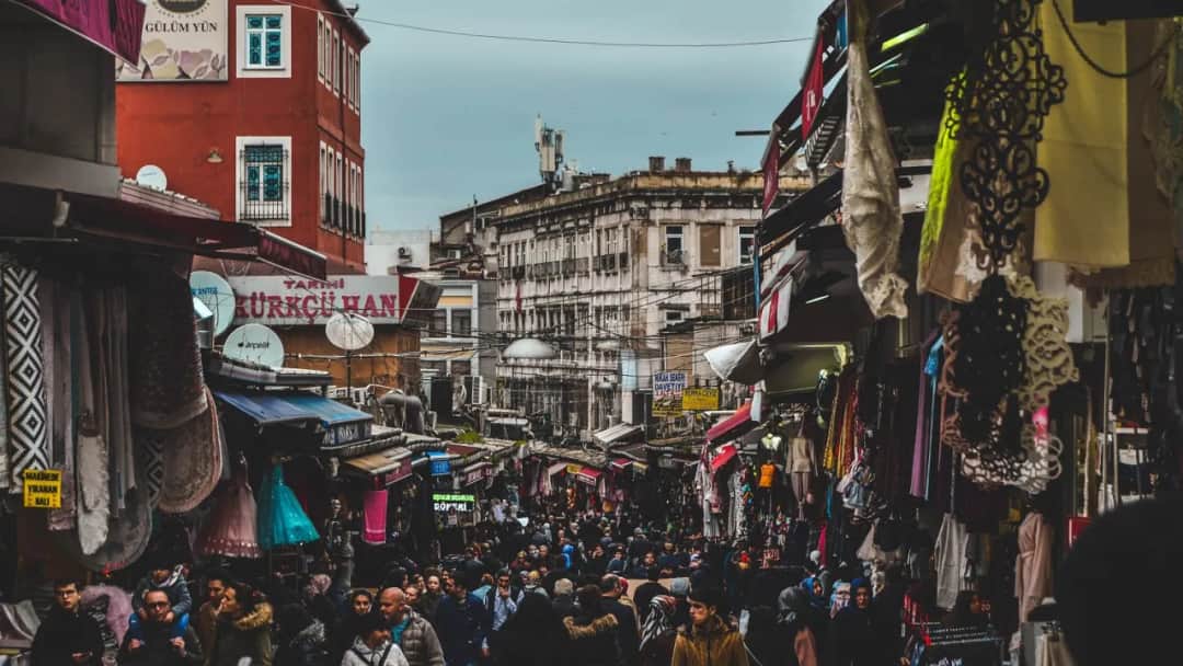 Podróbki z Turcji do Polski: Czy warto ryzykować? Poznaj kary!