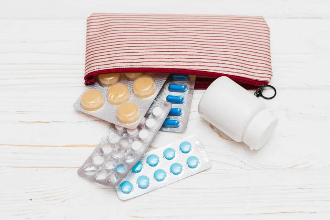 Leki w samolocie: przewodnik, by lecieć bez stresu i kar!