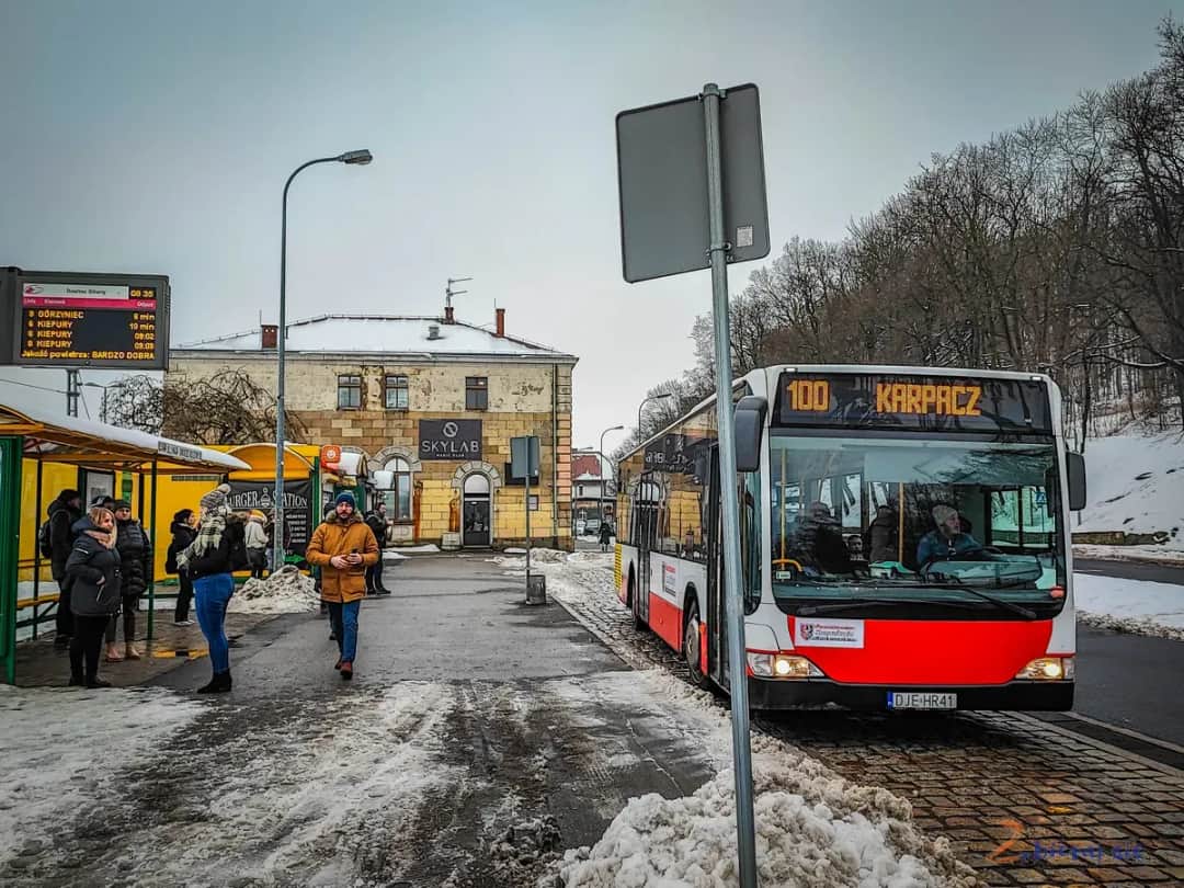 Autobus do Karpacza: Skąd i jak dojechać bez stresu?