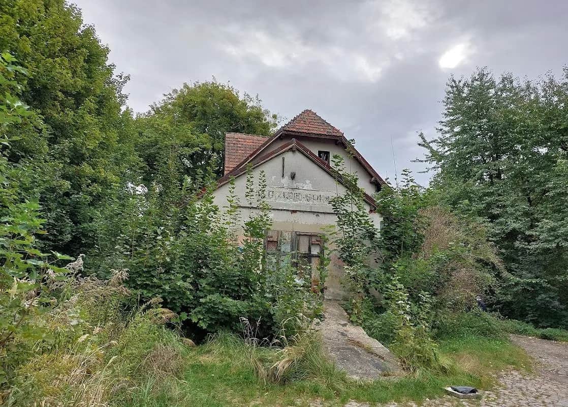 Jastrzębia Góra pociągiem: Jak dojechać, gdy nie ma stacji?